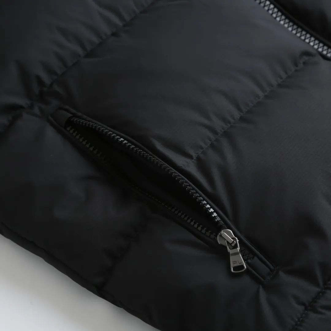 P930 Ralph Lauren Classic Red Label Down Jacket] Nylon fabric has good windproof and waterproof properties, which can effectively block the intrusion of wind and rain from the outside and keep the inside dry, suitable for wearing in humid or rainy environments.  The red label on the chest is made with an imported MECLO embroidery machine. The original pattern is scanned first, and then high-quality silk thread is used to make a pattern. The density effect is adjusted by continuous pattern making.  Detachable hood: The down jacket is equipped with a detachable nylon hood, which users can easily remove or install according to weather changes or personal preferences, which is both practical and convenient.  Exquisite details: the zipper design is simple and elegant, easy to operate; the closing design of the cuffs and hem effectively prevents the intrusion of cold wind, improving the warmth and comfort of wearing.   High-quality filling: 90 white duck down is selected, with a weight of 260g, ensuring excellent thermal insulation performance. After strict screening and processing, the velvet is not easy to drill, ensuring durability. The hangtags, wash marks, air holes, and four-button buttons are all customized from the original one-to-one mold.    Size: S M L